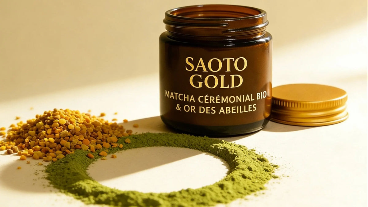 Pot de matcha cérémonial bio Saoto Gold avec son couvercle doré, grains de pollen et anneau de poudre de matcha